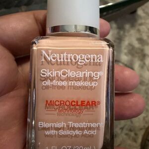 Neutrogena SkinClearing Oil-Free Makeup - Light Beige